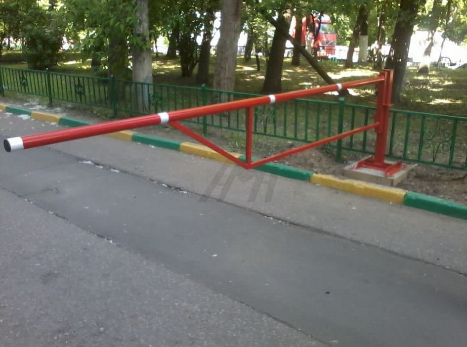 Поворотный шлагбаум 